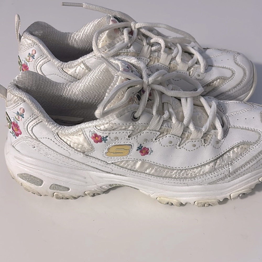 Limited Edition, Perfect - Skechers White Floral Embroidered Sport Sneakers